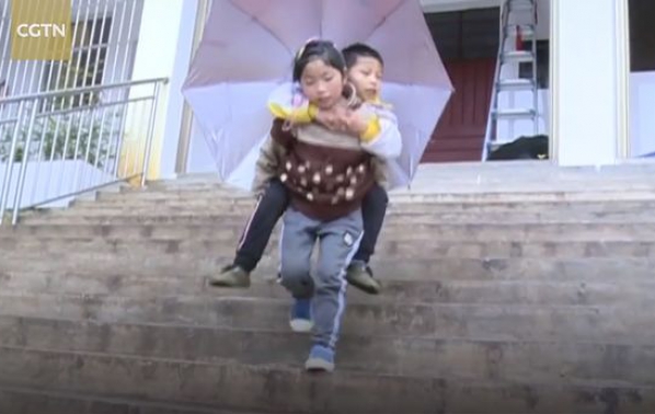 Трогателно: Малко момиче носи братчето си всеки ден до училище