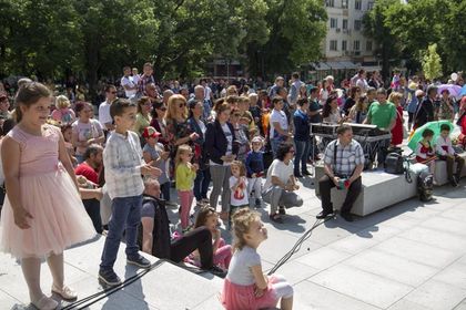 Деца пяха и се веселиха на празника в Стара Загора (СНИМКИ)