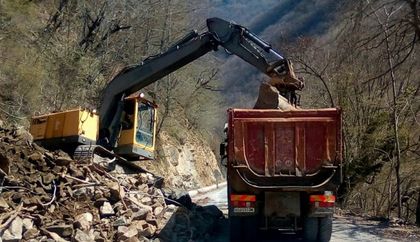 Кюстендил: Започна аварийното укрепване на пътя за Рилския манастир