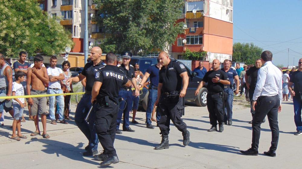 В разгара на Банго Васил: Полицията натръшка цяла фамилия в Столипиново! Наркотици?