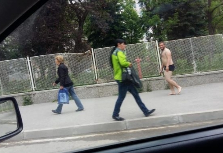 Този смелчага по боксерки събра погледите на перничани (СНИМКИ)