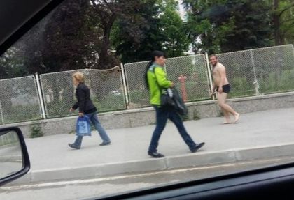 Този смелчага по боксерки събра погледите на перничани (СНИМКИ)