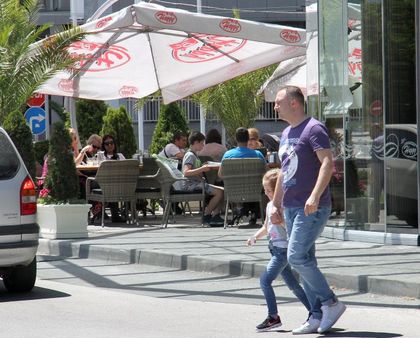 Кръчма изяде тротоара за пешеходци в Ритейл парка