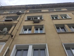 Бомбардировка от мазилка тероризира хората на централен столичен булевард