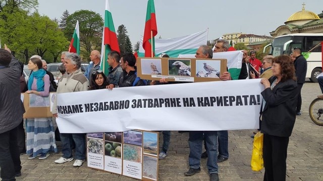 Жителите на Куртово Конаре искат Валери Симеонов да спре концесията за варовик