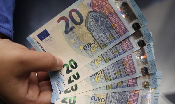 Победа на Льо Пен на евровота - риск за еврото