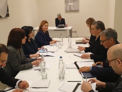 Министър Теменужка Петкова разговаря със Сандра Удкирк от Държавния департамент на САЩ