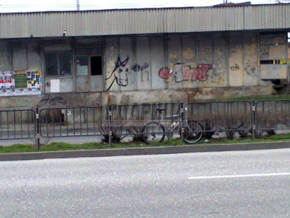 Така се паркира велосипед – вързан по средата на булеварда (снимки)