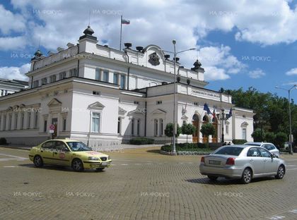 Парламентът прие окончателно промени в Наказателния кодекс, с които лицата, произвеждащи и разпространяващи нелегално акцизни стоки, ще подлежат на наказателна отговорност (ОБЗОР)