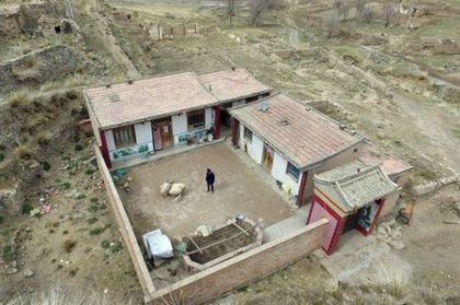 Отшелник: Мъж живее над 10 години сам в изоставено селище (СНИМКИ)