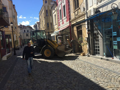 Багер нахлу в пешеходната зона на Капана заради дузина леки греди! СНИМКИ