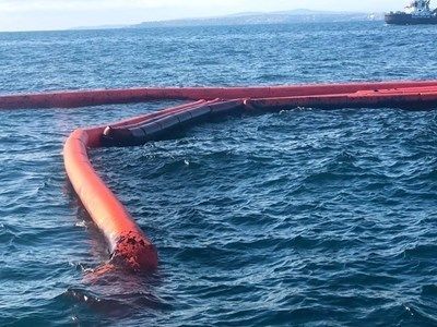 Започва операцията по източване на мазута от