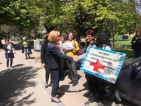 Омбудсманът Мая Манолова пред протестиращите медицински специалисти в Стара Загора: Тази агония трябва да спре незабавно
