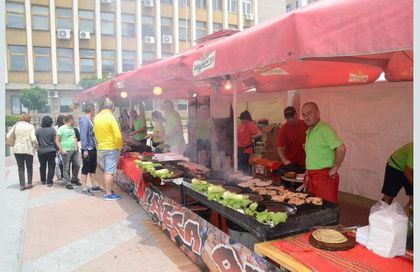 Борис Солтарийски пее в центъра на Хасково