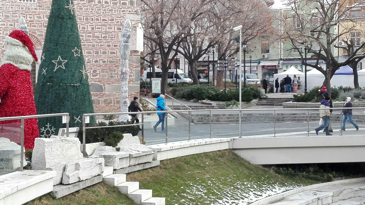 Мъж със снайпер се разкарва в центъра на Пловдив (СНИМКИ)