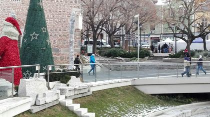 Мъж със снайпер се разкарва в центъра на Пловдив (СНИМКИ)