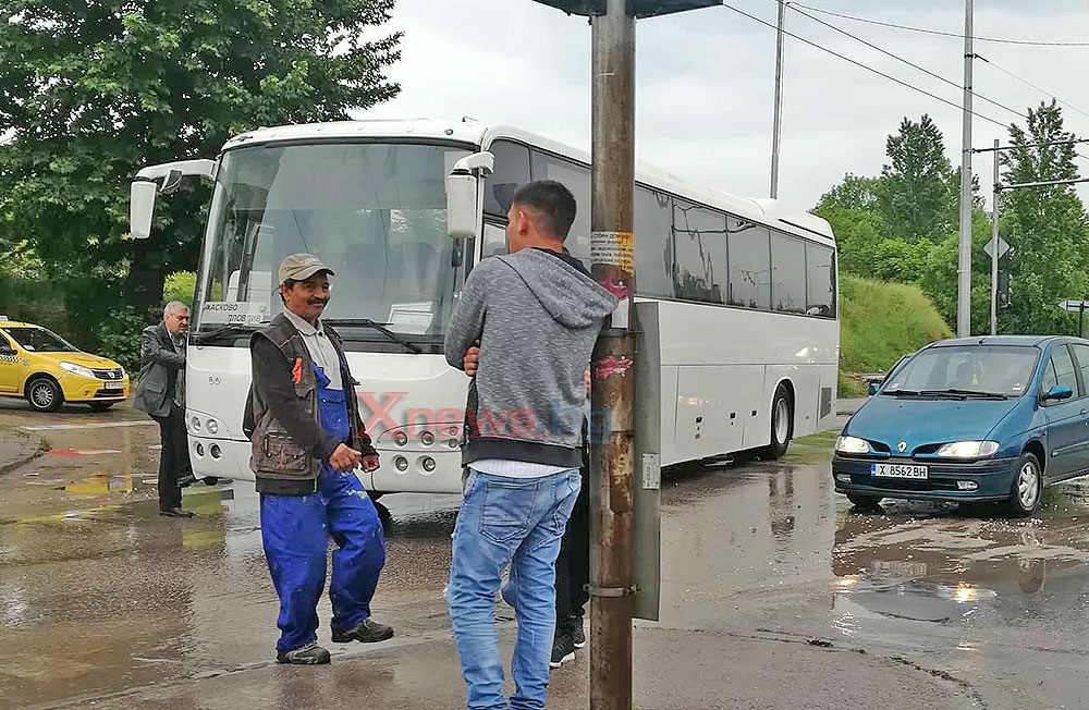 Автобус закъса след пороя в Хасково