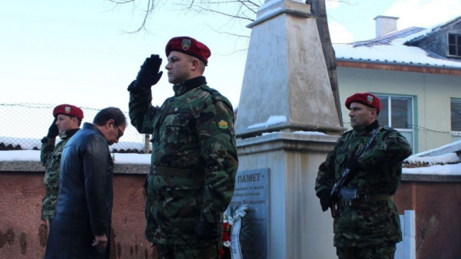 Асеновград и Карлово празнуват с военен ритуал и хоро