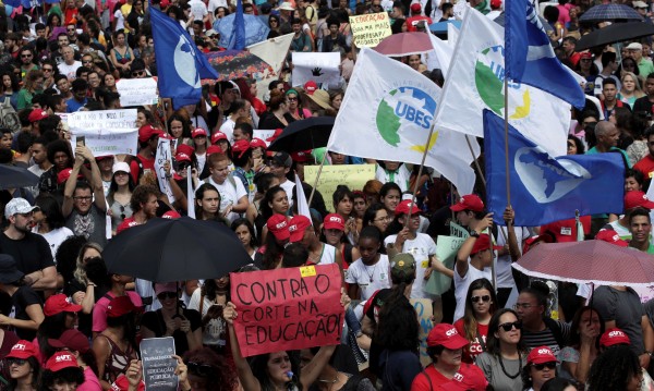 Бразилия залята от протести, режат парите за ВУЗ-ове