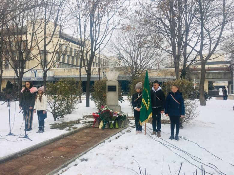 Благоевград: С поднасяне на цветя и венци в града бяха отбелязани 141 години от рождението на поета, драматург и революционер Пейо Яворов