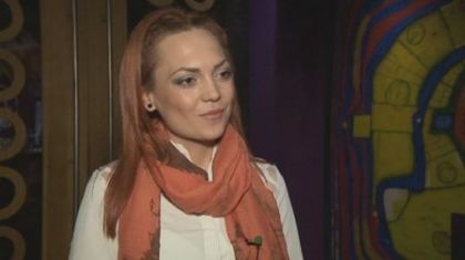 Две в едно! Певица в чалга заведения, която денем е учителка