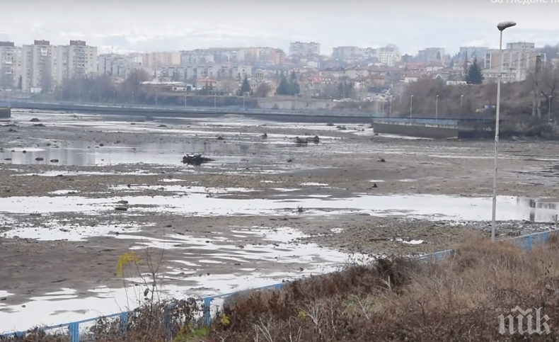 Майката на удавеното в Кърджали бебе бременна от друг?! Мъжът й бил в затвора и ...