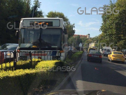 Автобус се заби в мантинелата на основен пловдивски булевард СНИМКИ