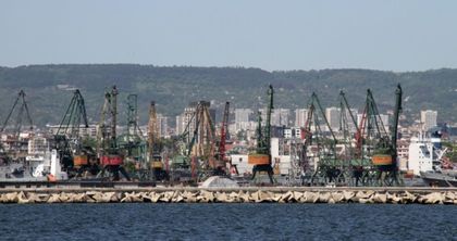 Полетите на летището във Варна пристигат по разписание, пристанището е отворено за маневриране
