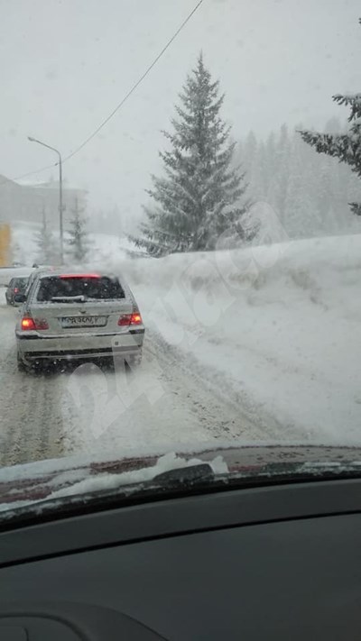 Нови 20 см сняг по проходите в Смолянско, въведоха ограничения за движение в цялата област