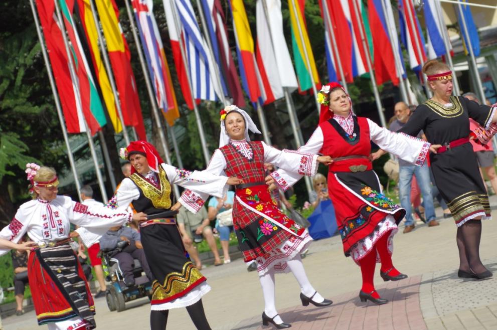 Казанлък празнува българските обичаи с най-дългото хоро (СНИМКИ)