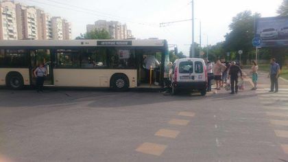 Пикап отне предимство на автобус пълен с пътници, който се заби в него СНИМКИ