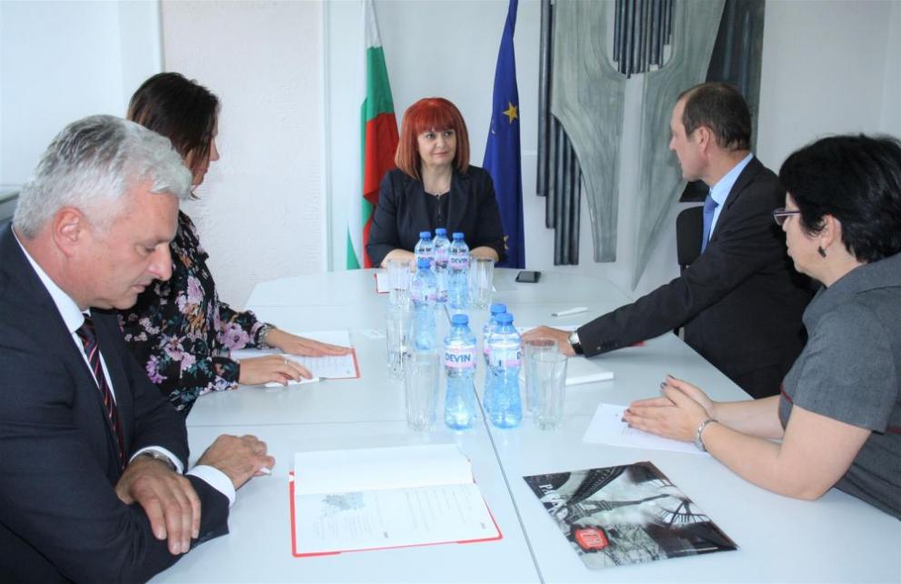 Гергана Микова проведе среща с регионалния мениджър на EVN България Робърт Дик