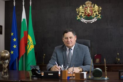 Шумен: Кметът Любомир Христов награди победителите в мажоретния фестивал и баскетболните шампиони от ППМГ „Н. Попович“