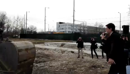 ВИДЕО: След като му строшиха джипа, Тотев си го изкара на бутилка с шампанско!