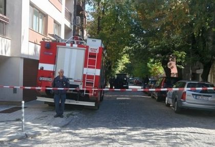 Екшън в София! Психично болен се барикадира, плаши с резачка