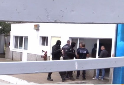 Кметът на Карнобат разкри нови подробности за цеха за нелегални цигари и ареста на сина си