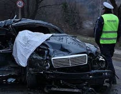 Помориец предизвика автомеле до летище , бере душа в болница