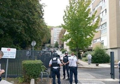 Мъж рани двама при стрелба до Париж