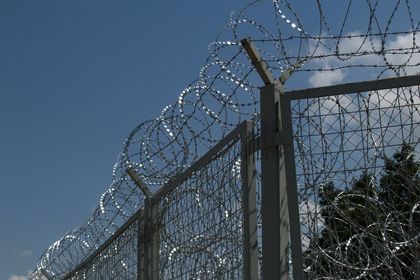 Румен Петков vs. Валери Симеонов: Една нагла усмивка обяснява, че оградата по границата е Великата китайска стена! А там има дупки вместо тел