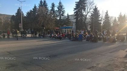 Кюстендил: Със сядане върху пешеходните пътеки протестиращите блокираха за кратко движението на кръстовището при Железния мост в града