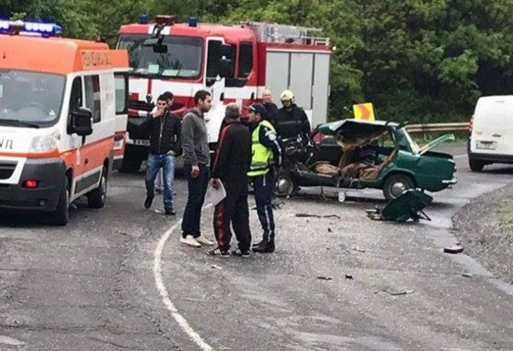 Челен удар на пътя за Сапарева баня прати 5-има в болница