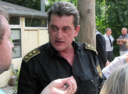 Пловдив: Директорът на ГД „Пожарна безопасност и защита на населението“ гл. комисар Николай Николов пътува към мястото на инцидента с товарния влак