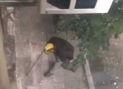 ОПАСНО! Този мъж чупи шишета по улицата, за да гони колите