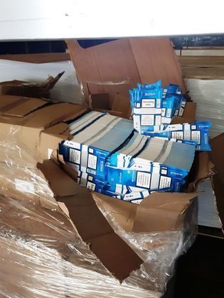 Видин: Близо 6 тона фалшиви картонени заготовки за цигарени кутии са задържали митнически служители в района на Дунав мост 2
