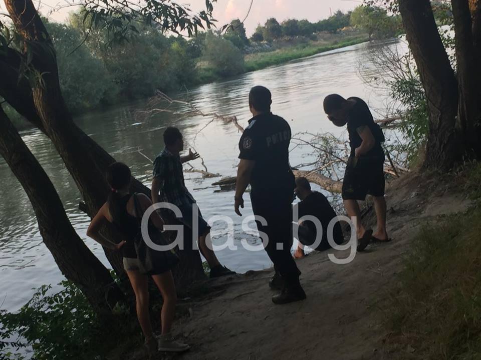 Само в Glas.bg: Приятелката на изчезналото в реката момче се спасила сама!