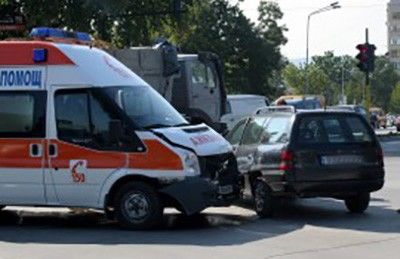 Врачанин натресе колата си в линейка, не я чул и видял