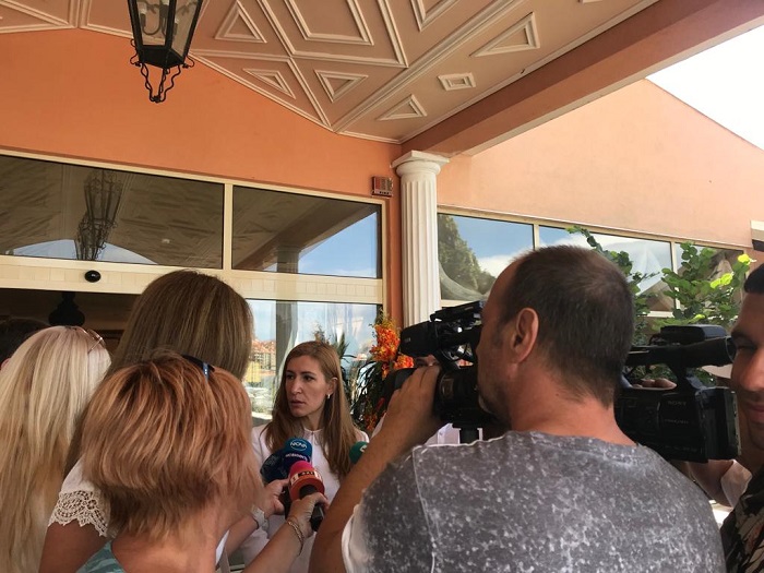 Министър Николина Ангелкова: Проверява се сигнал за високи цени на чадъри и шезлонги на плаж „Перла“