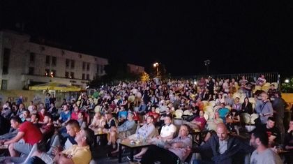 Трибуната на площад Централен в Пловдив се оказа тясна за феновете на футбола