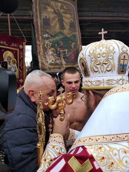 Пазарджик: 16-годишният Борислав Палашев хвана богоявленския кръст във водите на река Марица в града