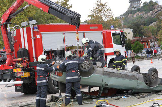 Пожарникари спасиха мъж, заклещен в смачкан
автомобил (снимки)